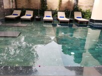 Une piscine inattendue :CERISE SUR LE GÂTEAU