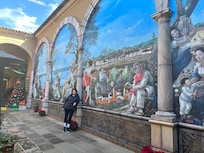 Los murales al entrar al hotel