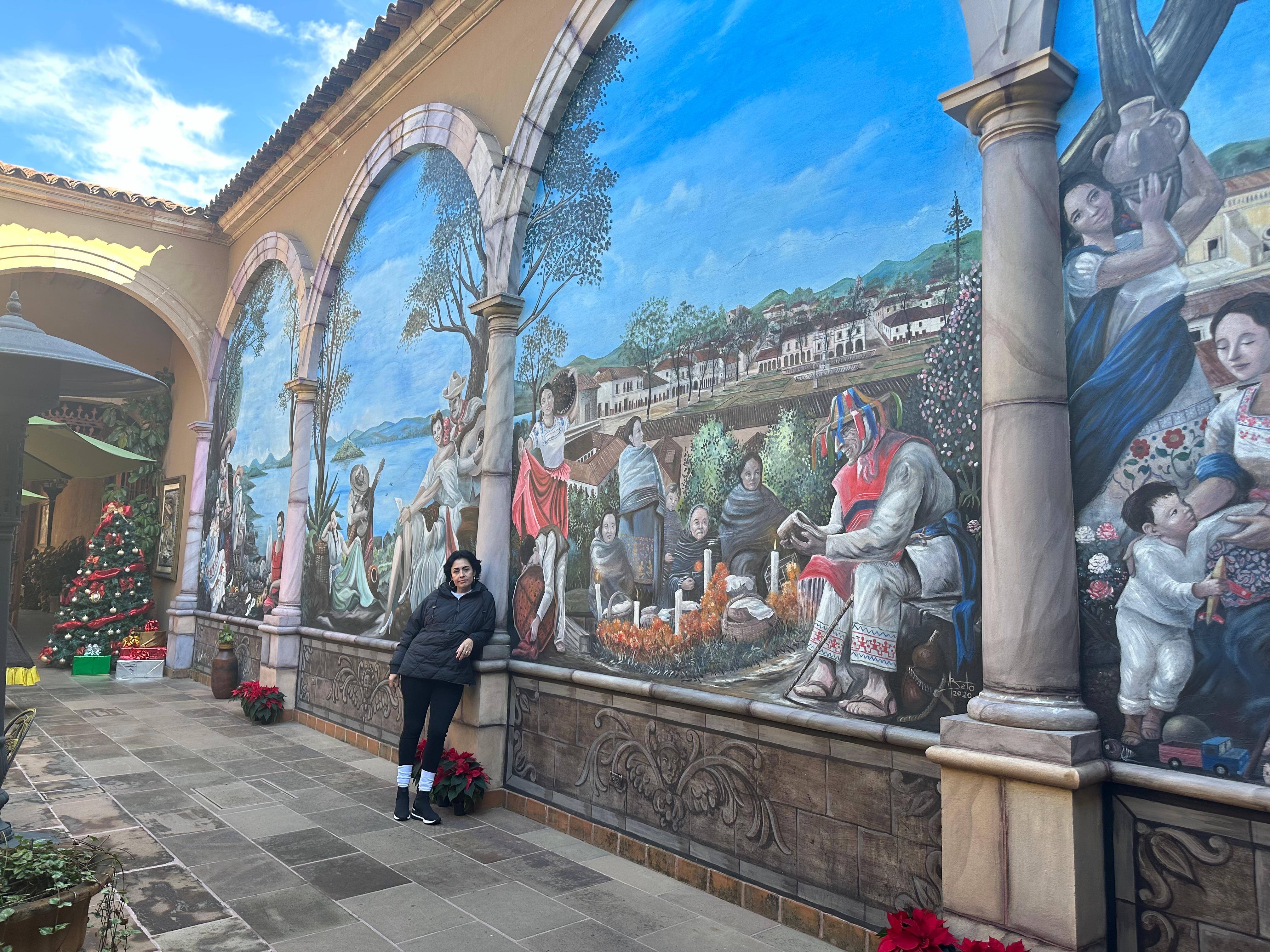 Los murales al entrar al hotel 