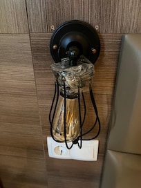 Natlampen der er holdt sammen af tape