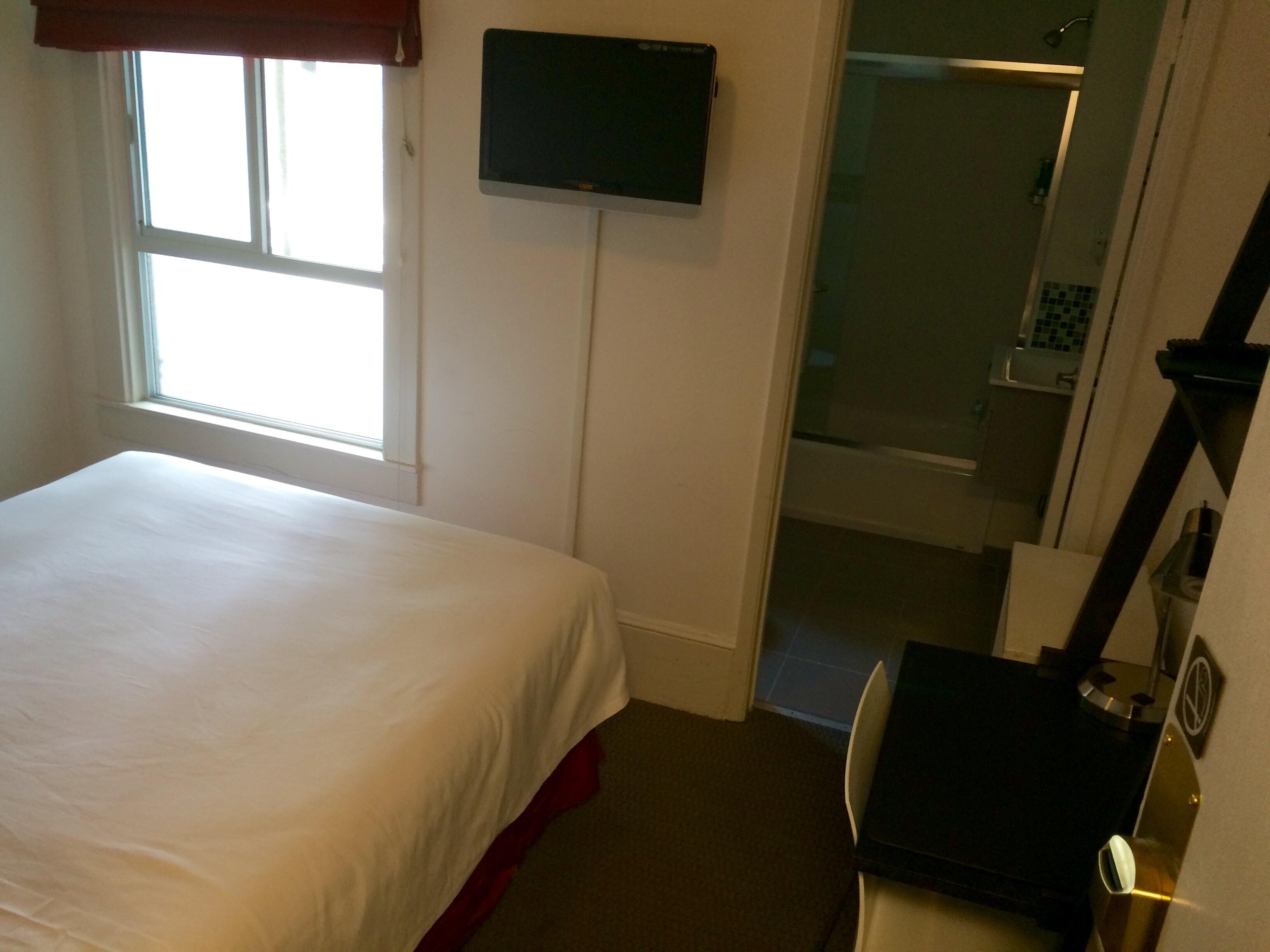 Full side bed room, located in 5th floor with and inside view