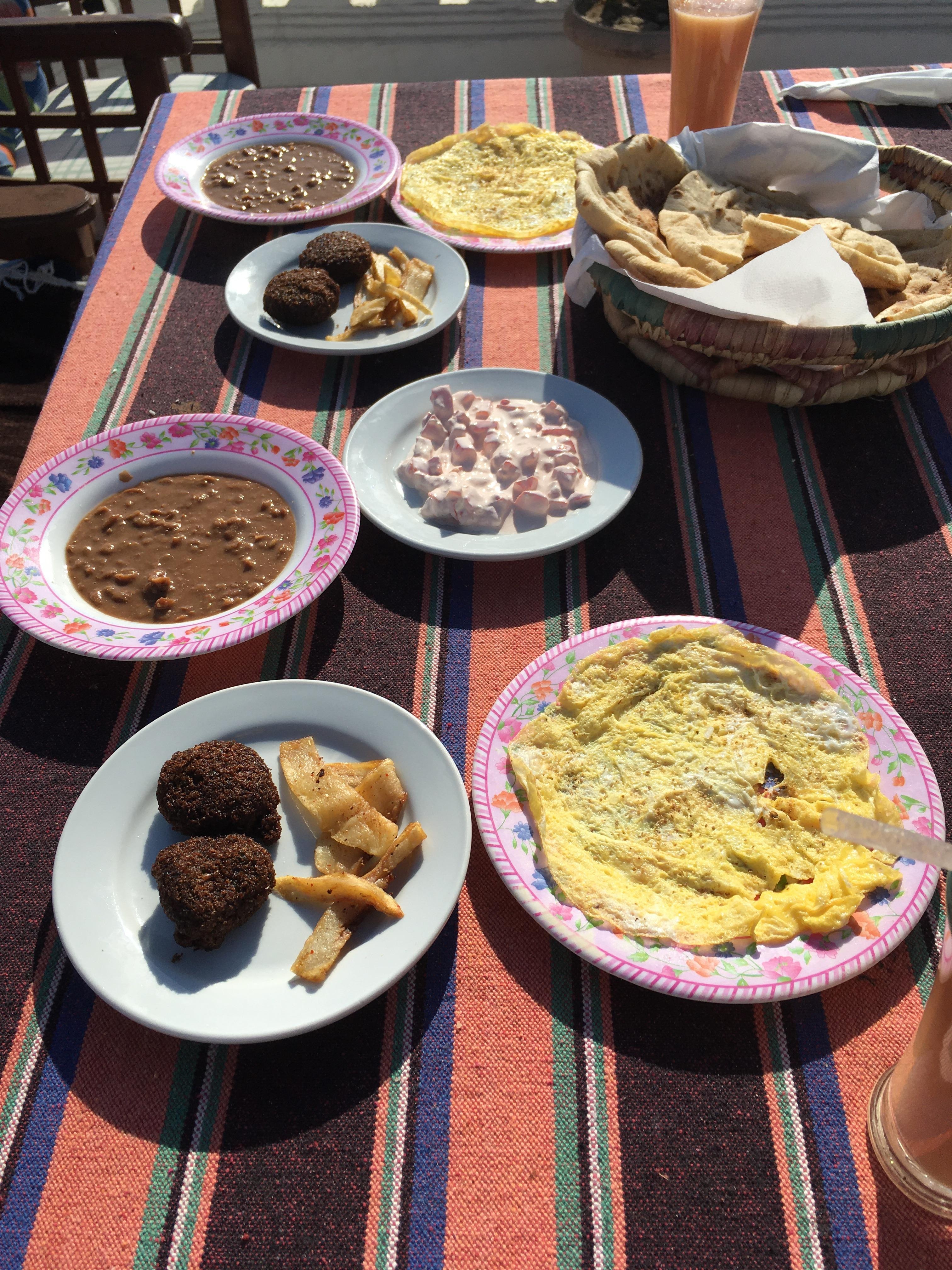 ボリューム満点の朝食は屋上のレストランで食べられて、朝食時間も設定されておらず、各自の自由に合わせてくれる嬉しいサービスです。