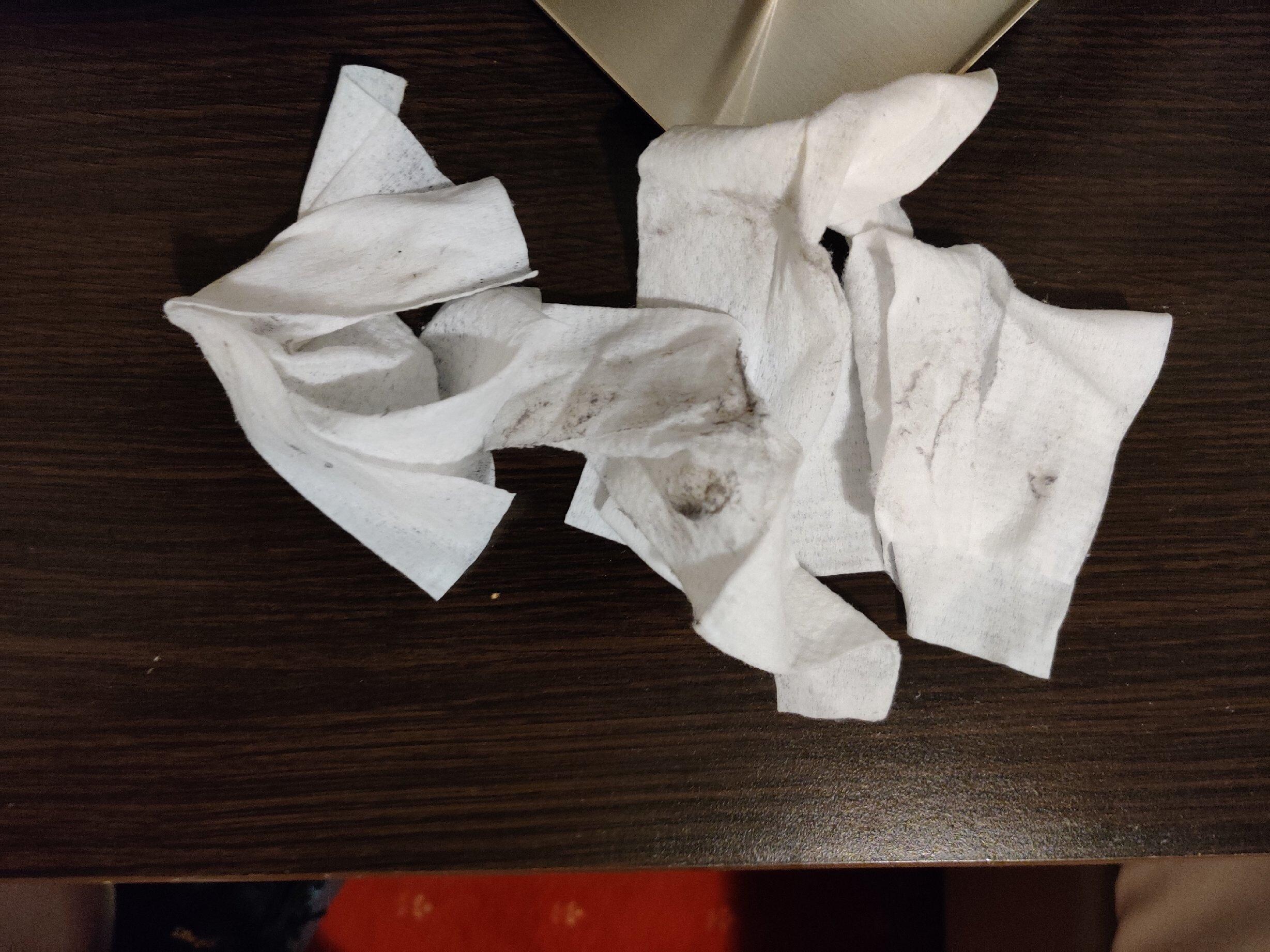 Brukte våt servietter for å gjøre rent rundt sengen