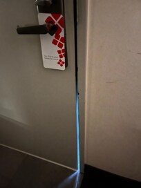 Glipa i dörren som gjorde att man kände sig otrygg och att ljud kom in i rummet