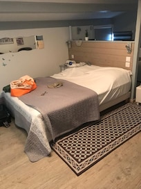 Petit appartement
Avec un escalier très très dangereux non signalé
