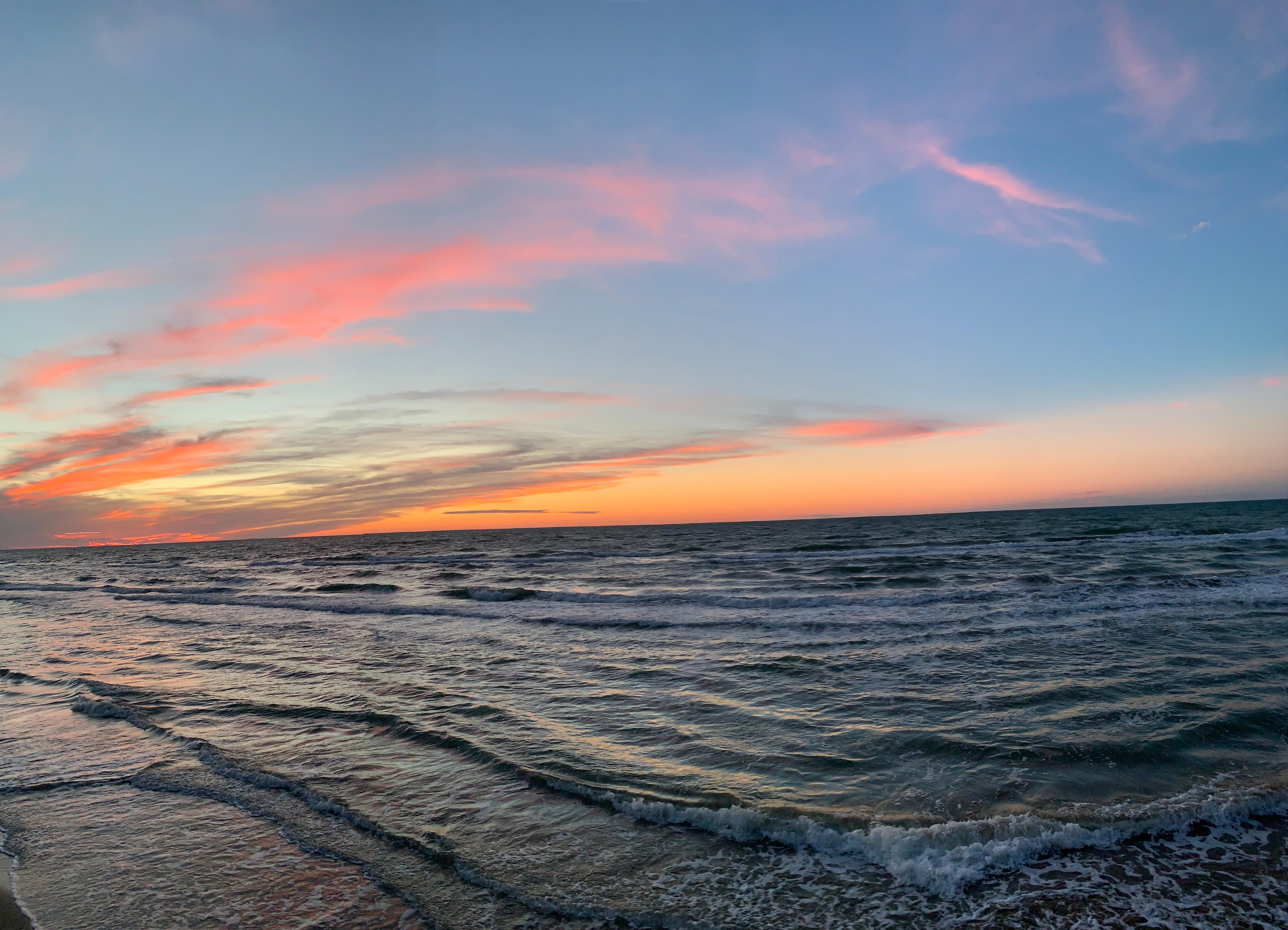 Coucher de soleil juste en sortant du domaine, sur le bord de mer