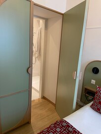 Åpen dør inn til badet