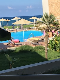 Udsigt fra vores terrasse i stuen.