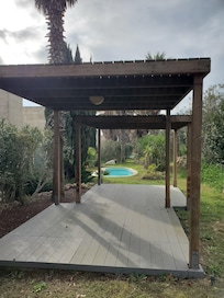 Le jardin avec une des 7 mini-piscines