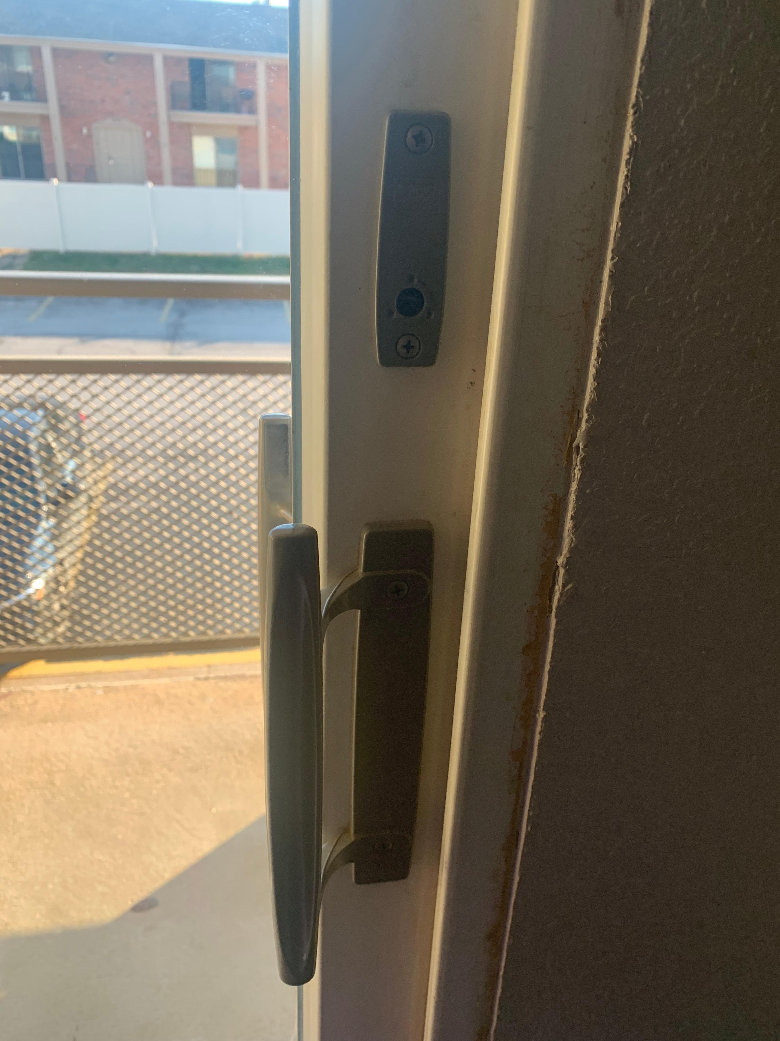 No lock on patio door. Unsafe. I could not secure the room to feel safe