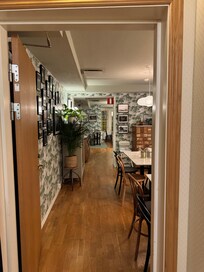 Korridoren mellan restaurangen och hotellrummen.