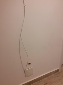 Fios soltos no corredor sendo facilmente alcançado por crianças