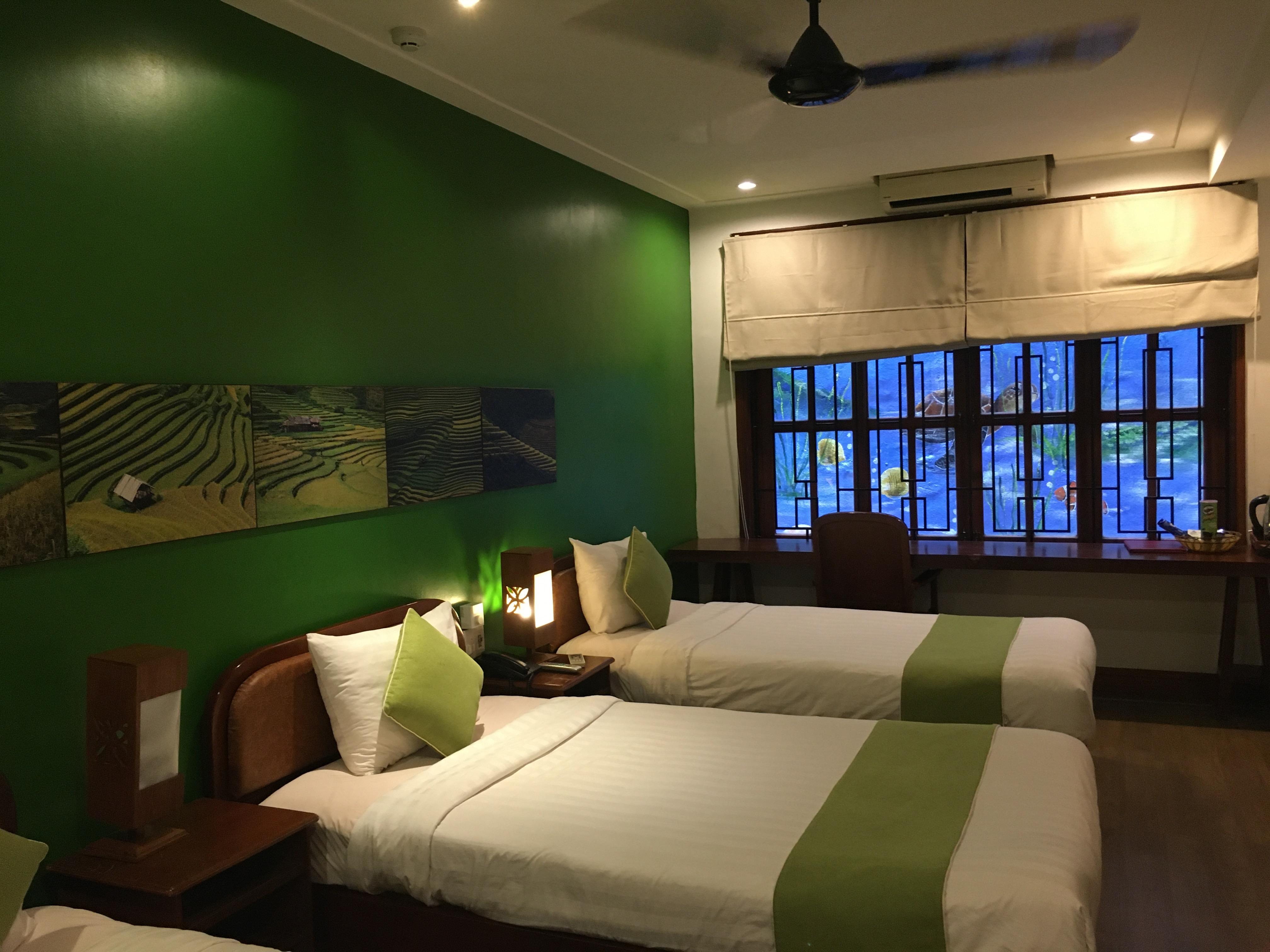 アップグレードしておいたよ、と3階の3ベッドルーム。窓の外は壁です笑