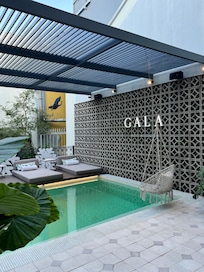 Pool/lounge