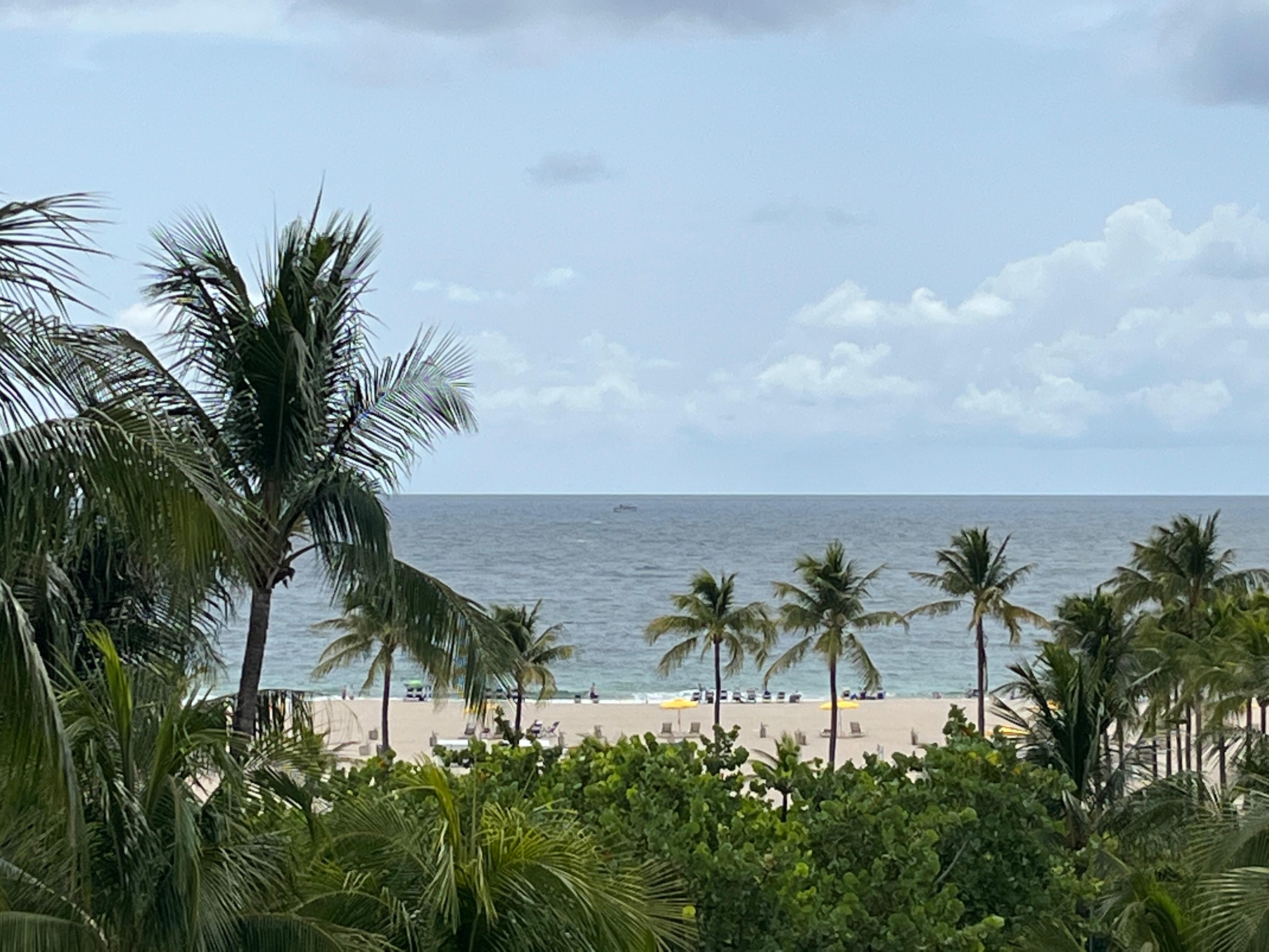 Blick vom Balkon auf den Strand 