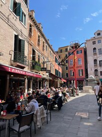 La petite place devant laquelle se trouve une partie de l'hôtel. Notre chambre était dans la ruelle derrière et au calme.