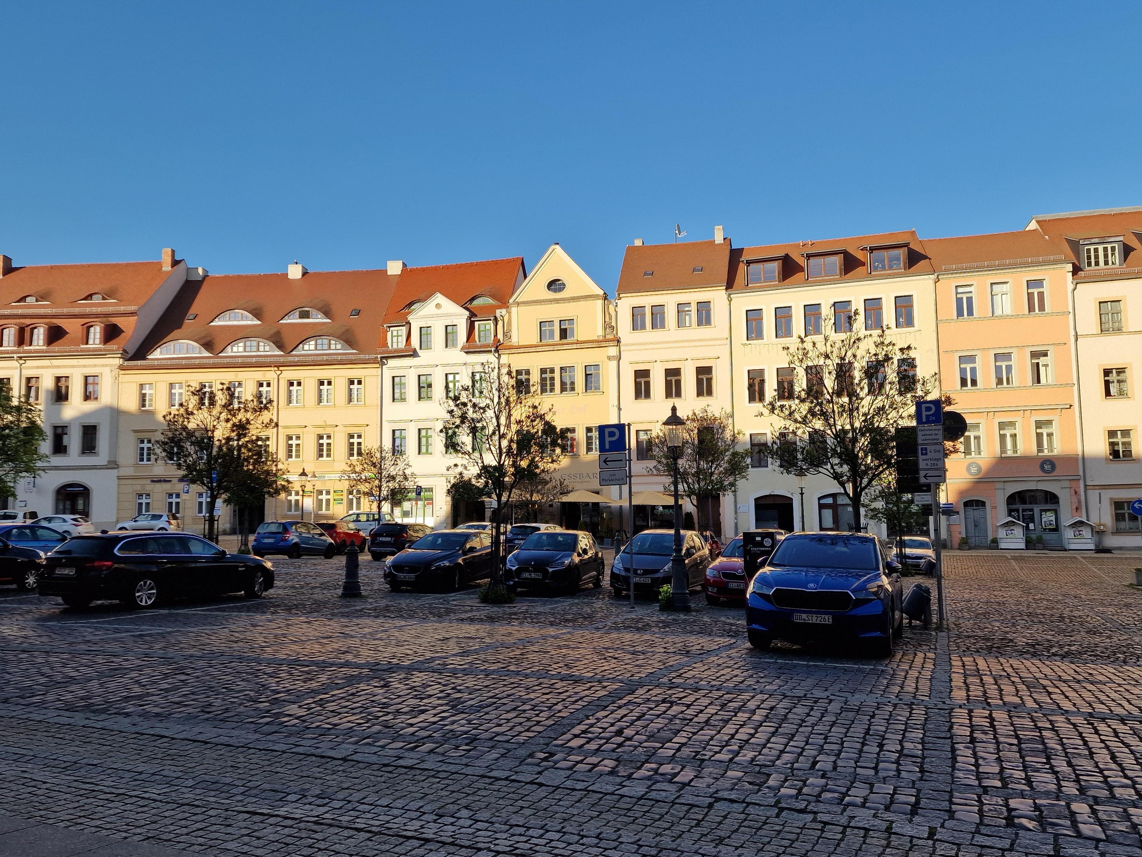 Blick auf das Hotel, der Parkplatz befindet sich davor, von 18 Uhr bis 9 Uhr gebührenfrei