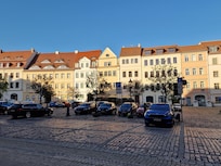 Blick auf das Hotel, der Parkplatz befindet sich davor, von 18 Uhr bis 9 Uhr gebührenfrei