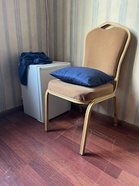 Außer dem Bett waren das die einzigen Möbel.