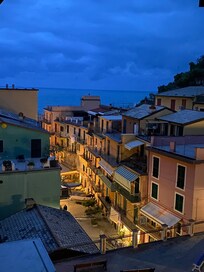 Aamuyön näkymä huoneen ikkunasta