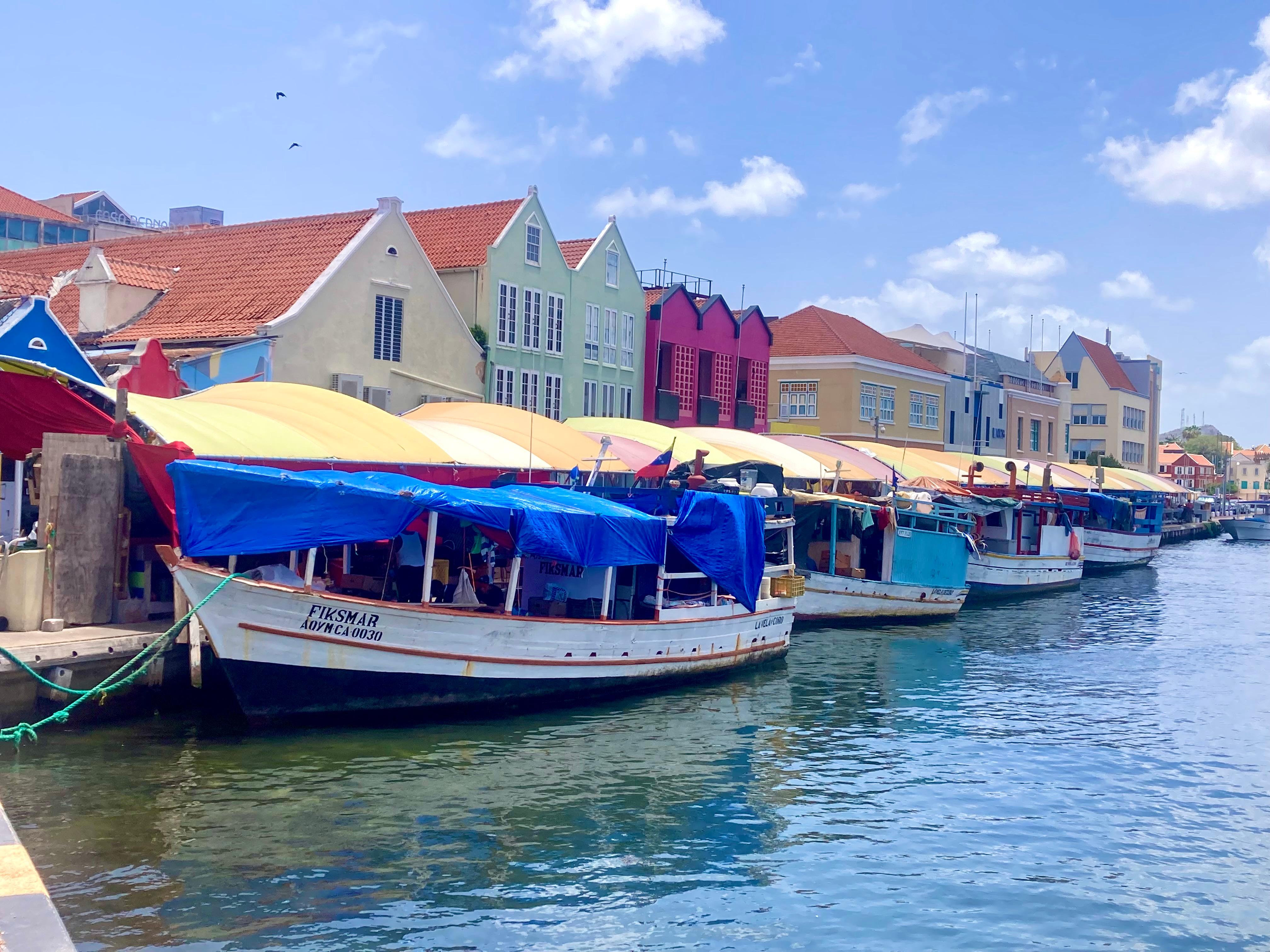 Floating market nearby 