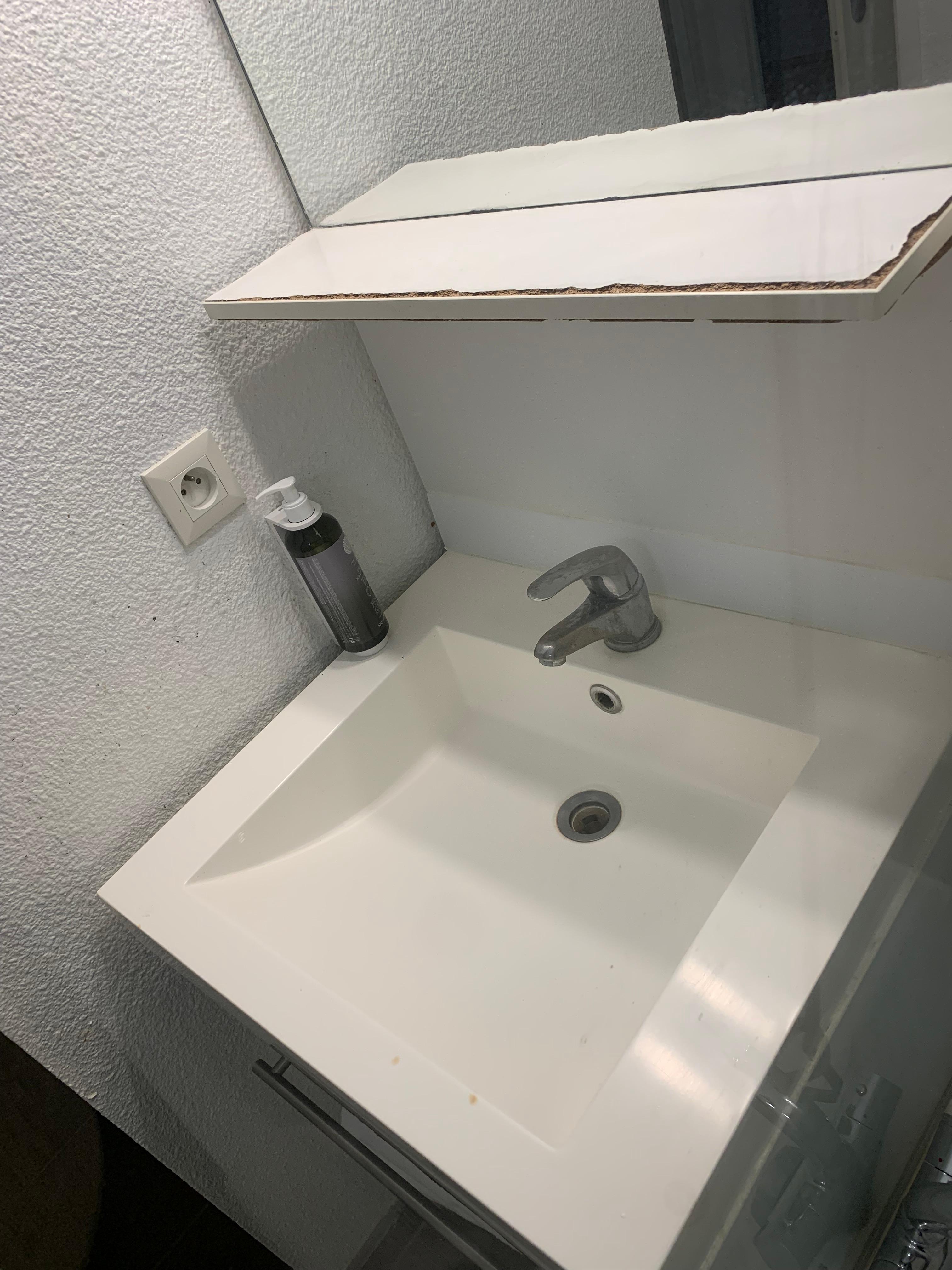 Meuble salle de bain, tellement humide qu’il a éclaté, propreté ?