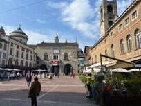 La place prĂšs de lâhĂŽtel