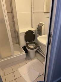 För att spola fick man hålla in en knapp på sidan för att vattenfylla skålen som sedan tömdes. Denna procedur fick upprepas flera gånger för att bli av med innehållet.