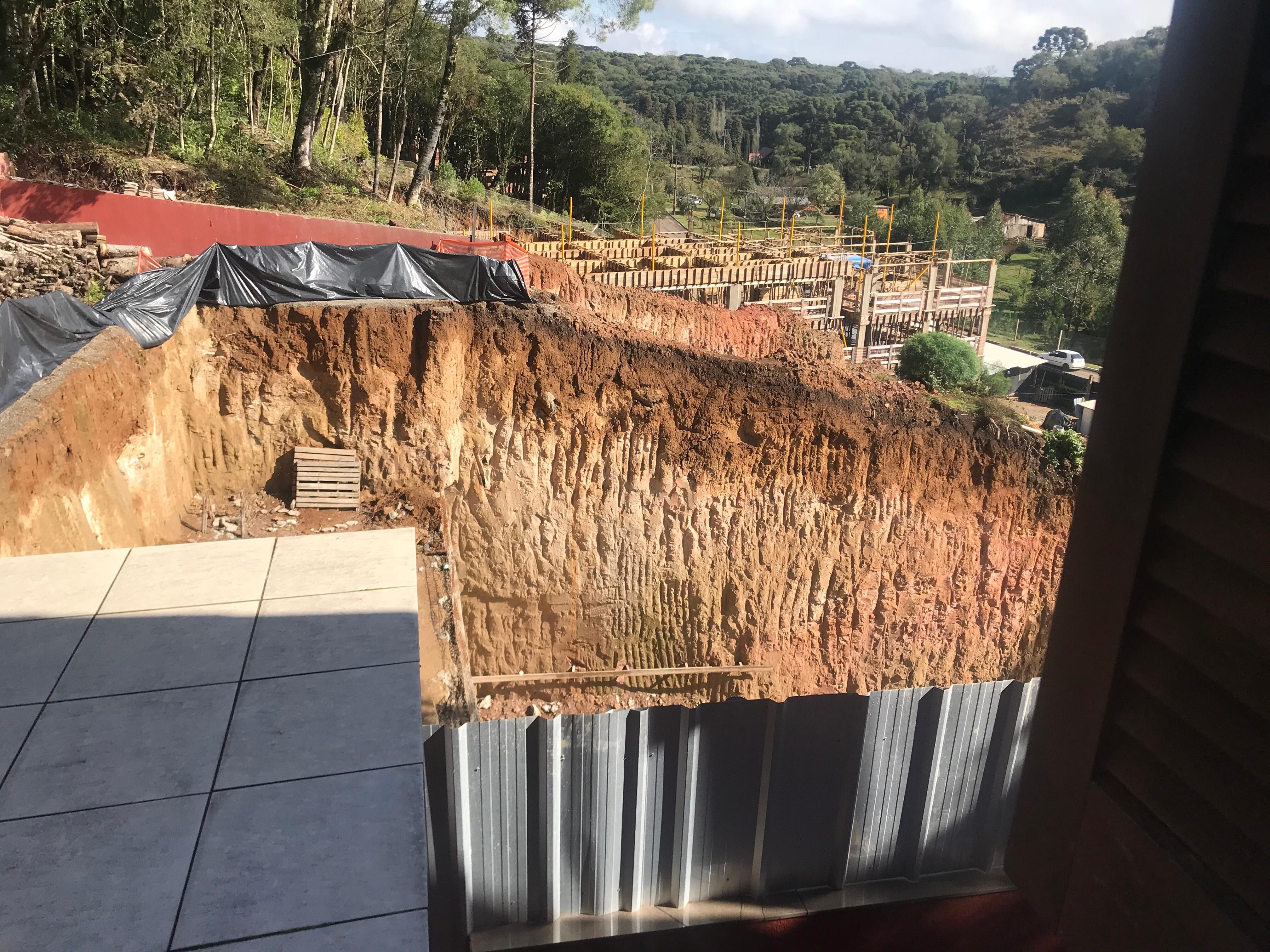 Vista do meu quarto e de todo hotel. Estávamos no buraco, sujo e empoeirado 