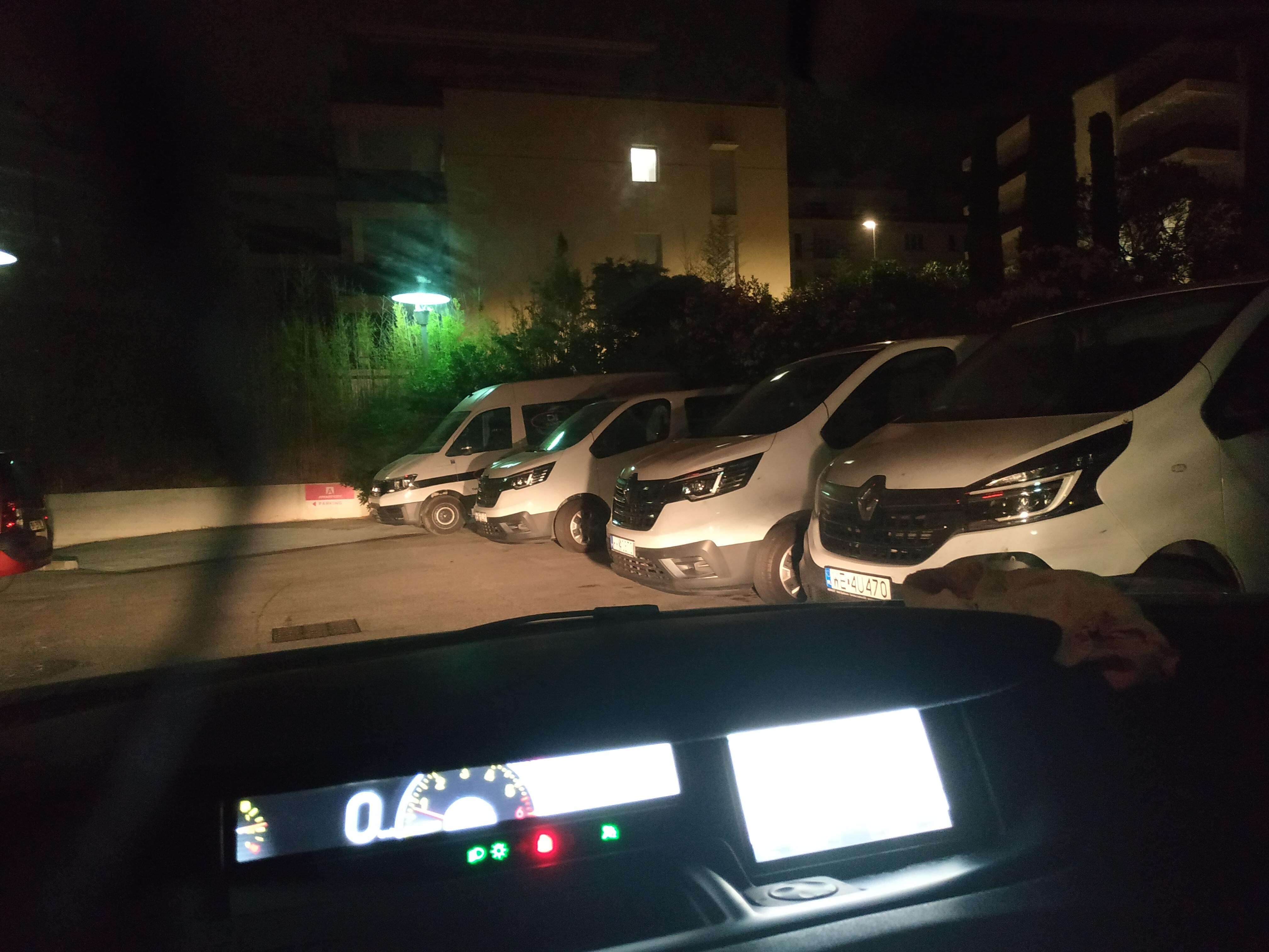 Les camions des ouvriers qui prennent toute la place