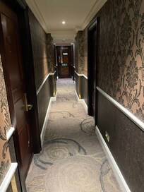 Välikäytävällä kohti huonetta