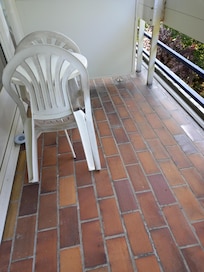 Balkon der nicht genutzt werden konnte. Die Stühle waren total verdreckt sowie der ganze Balkon.