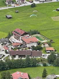 Sehr schöner Resort gleich am Rande des Dorfes in der Nähe der 11er Bahn und des Paraglider Landeplatzes