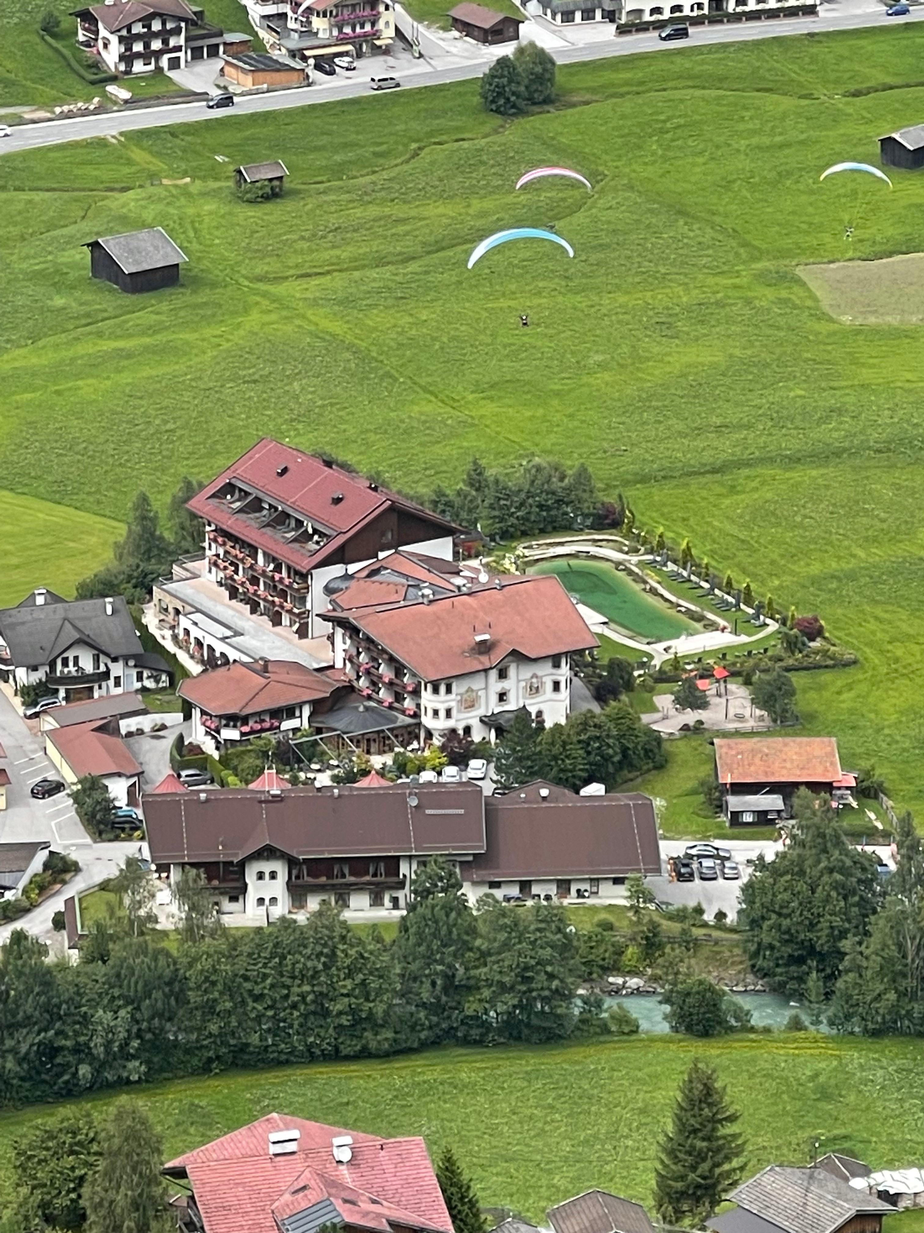 Sehr schöner Resort gleich am Rande des Dorfes in der Nähe der 11er Bahn und des Paraglider Landeplatzes