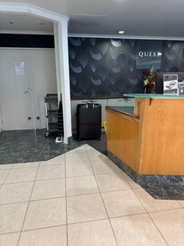 我第一次leave luggage at hotel係不用登記、自己放低一邊自己取回,唯有自己影番張相做証。