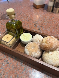 ホテルビストロにて。朝食のパンも美味しい。