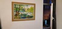 Репродукция над кроватью, рядом с окном.