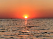 Coucher de soleil depuis le ponton de la plage de l’hôtel