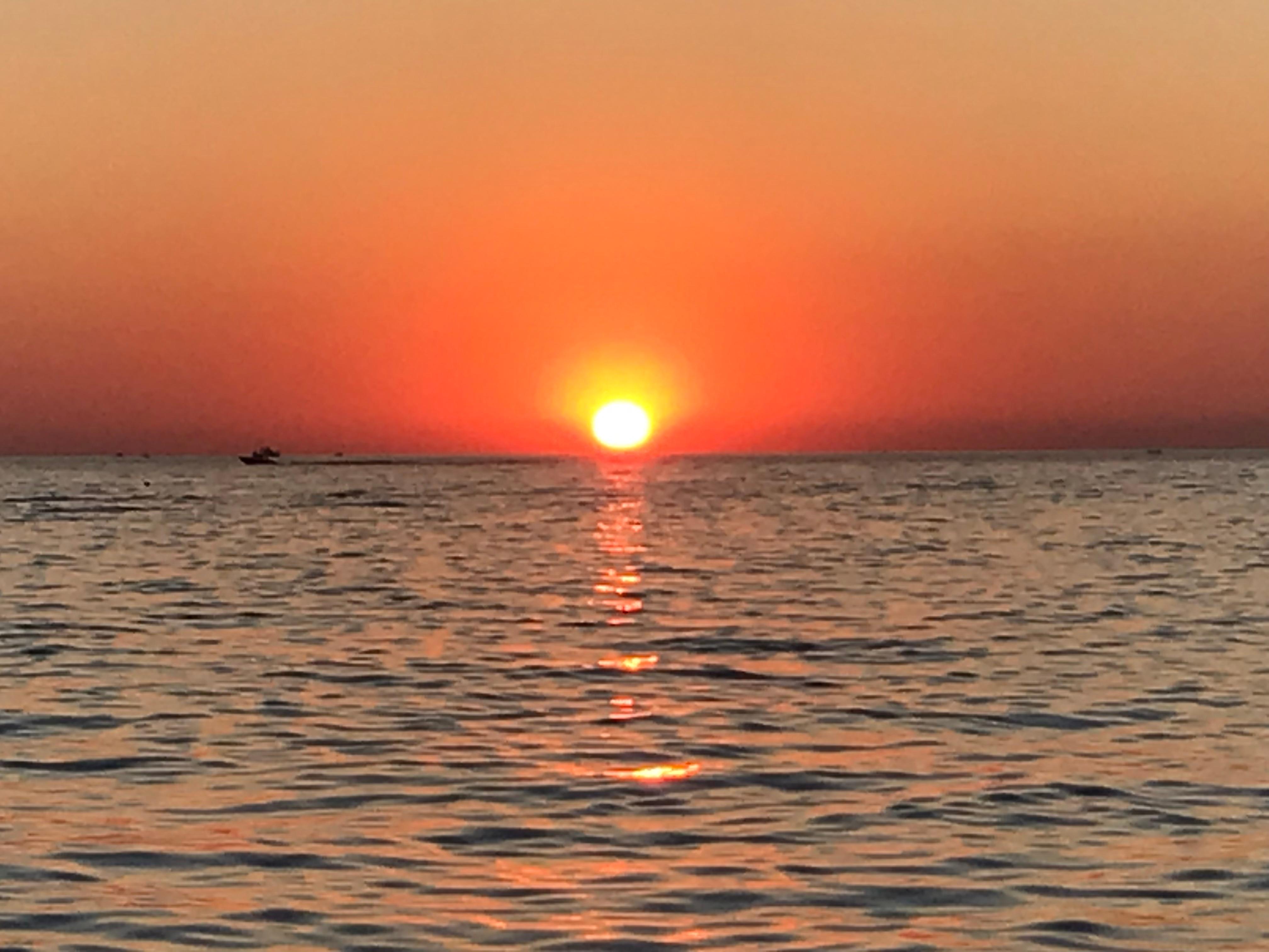 Coucher de soleil depuis le ponton de la plage de l’hôtel 