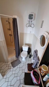 Sehr kleine Dusche.