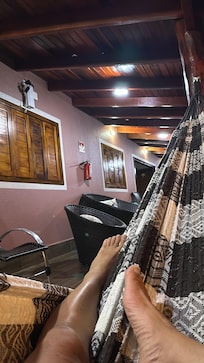 Relaxar em uma rede na natureza não tem preço.