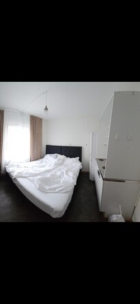 Inga nattduksbord. Trångt. Ingen rullgardin/adekvat mörkläggning.