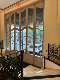 La puerta del lado del hotel, el hotel se ve y es de lujo.