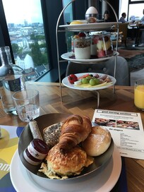 Petit déjeuner servi en colonne (pas de buffet) Covid-19 oblige