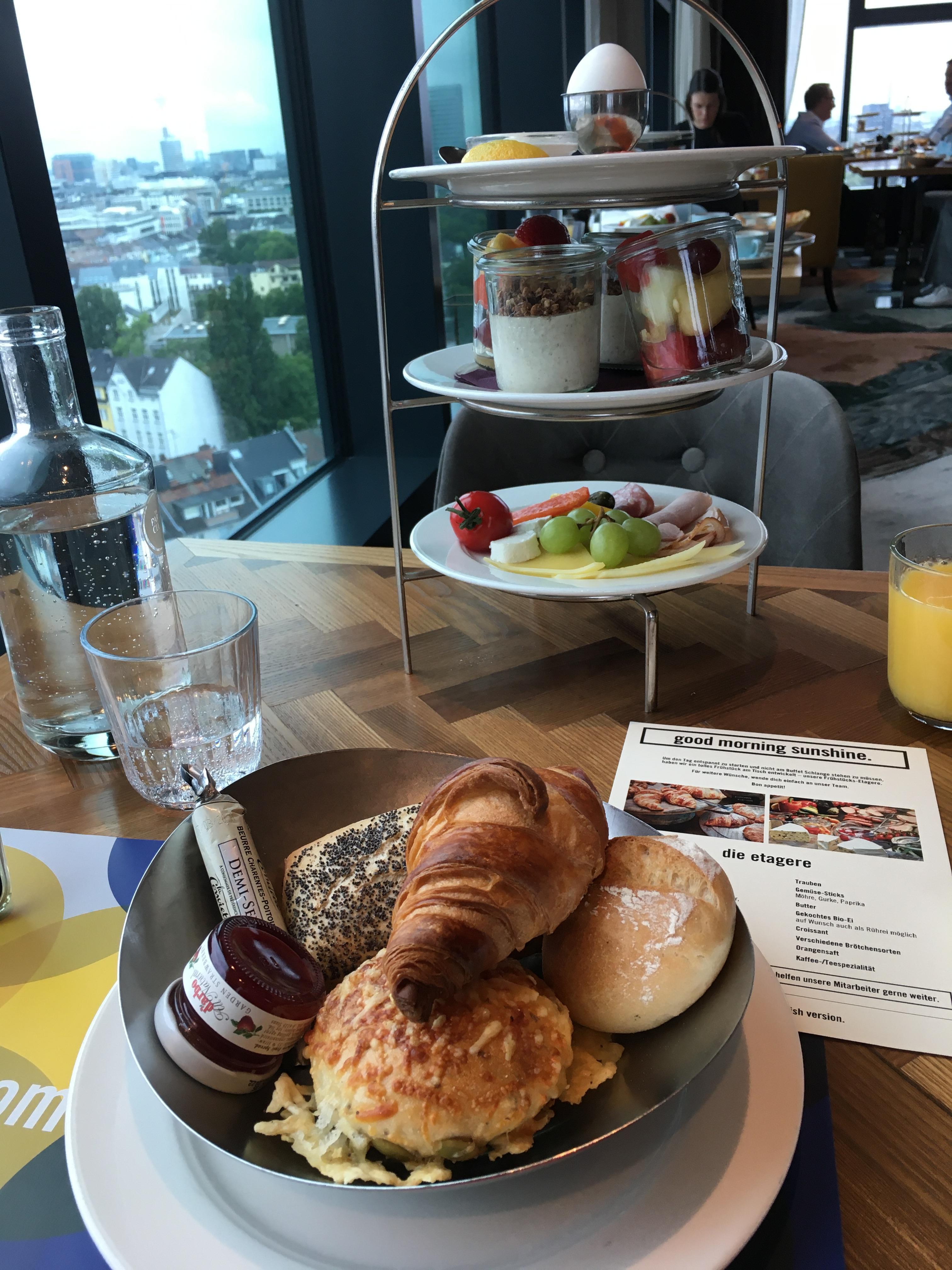 Petit déjeuner servi en colonne (pas de buffet) Covid-19 oblige 