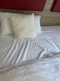 Bett vom Zimmermädchen frisch gemacht