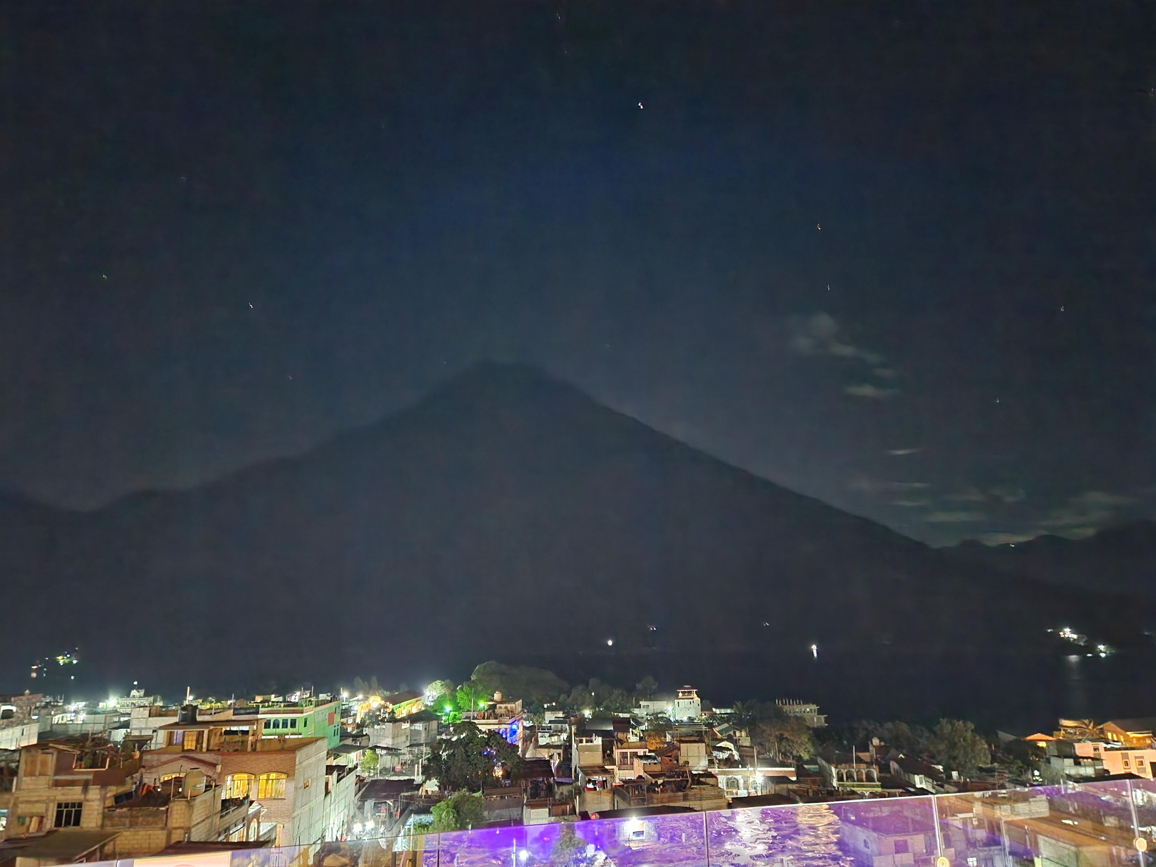 Vista desde la piscina por la noche 