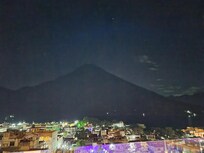 Vista desde la piscina por la noche