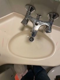 Lavabo et robinetterie sale, celui de gauche tourne dans le vide