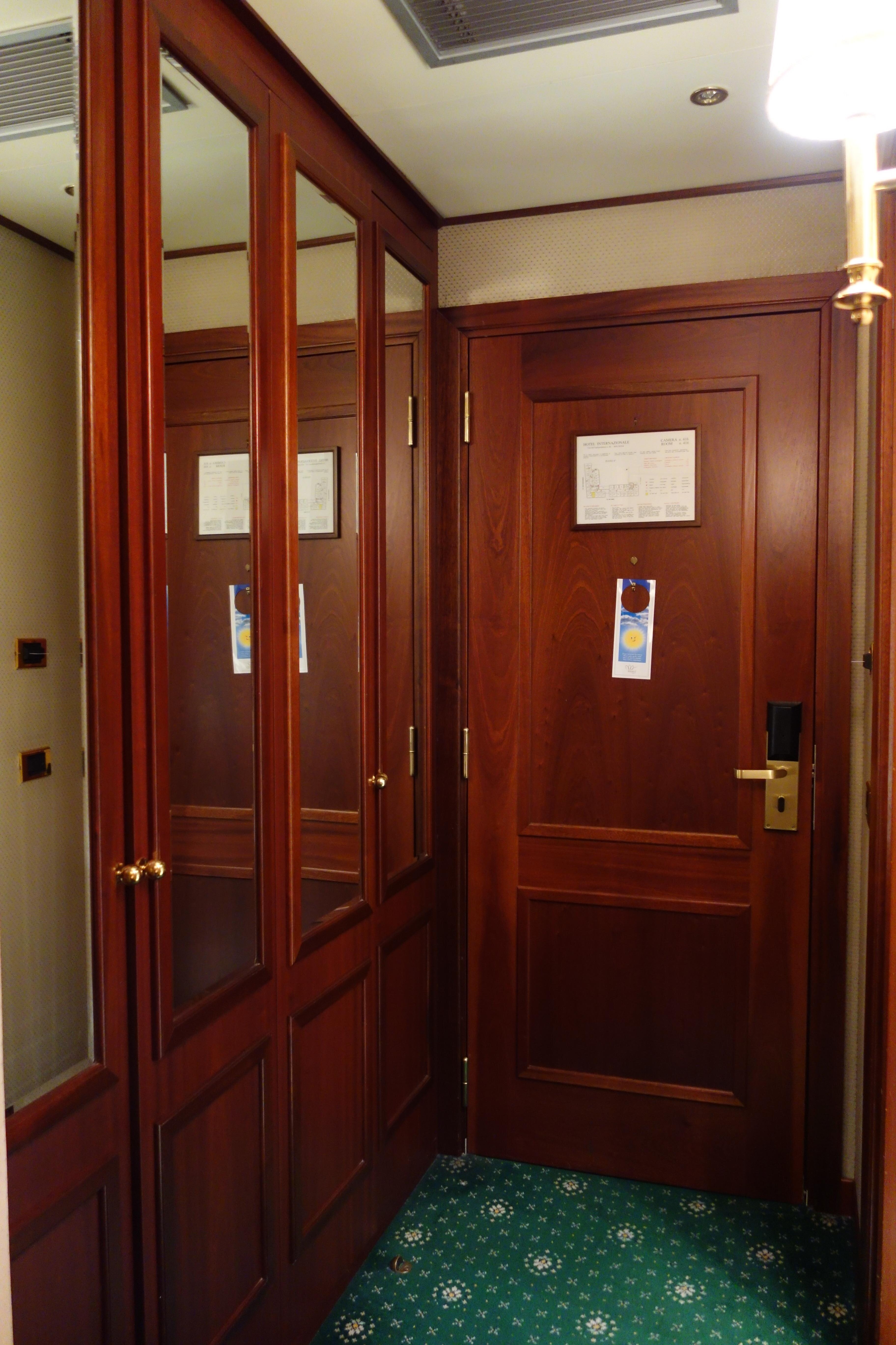 部屋のエントランス